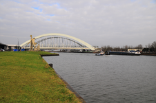 903913 Gezicht op het Amsterdam-Rijnkanaal te Utrecht, met links enkele van de Waterwerken van beeldhouwer Ruud Kuijer ...